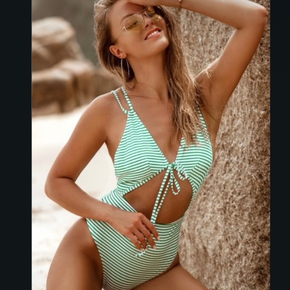 Super cute cut out swimsuit Sz L